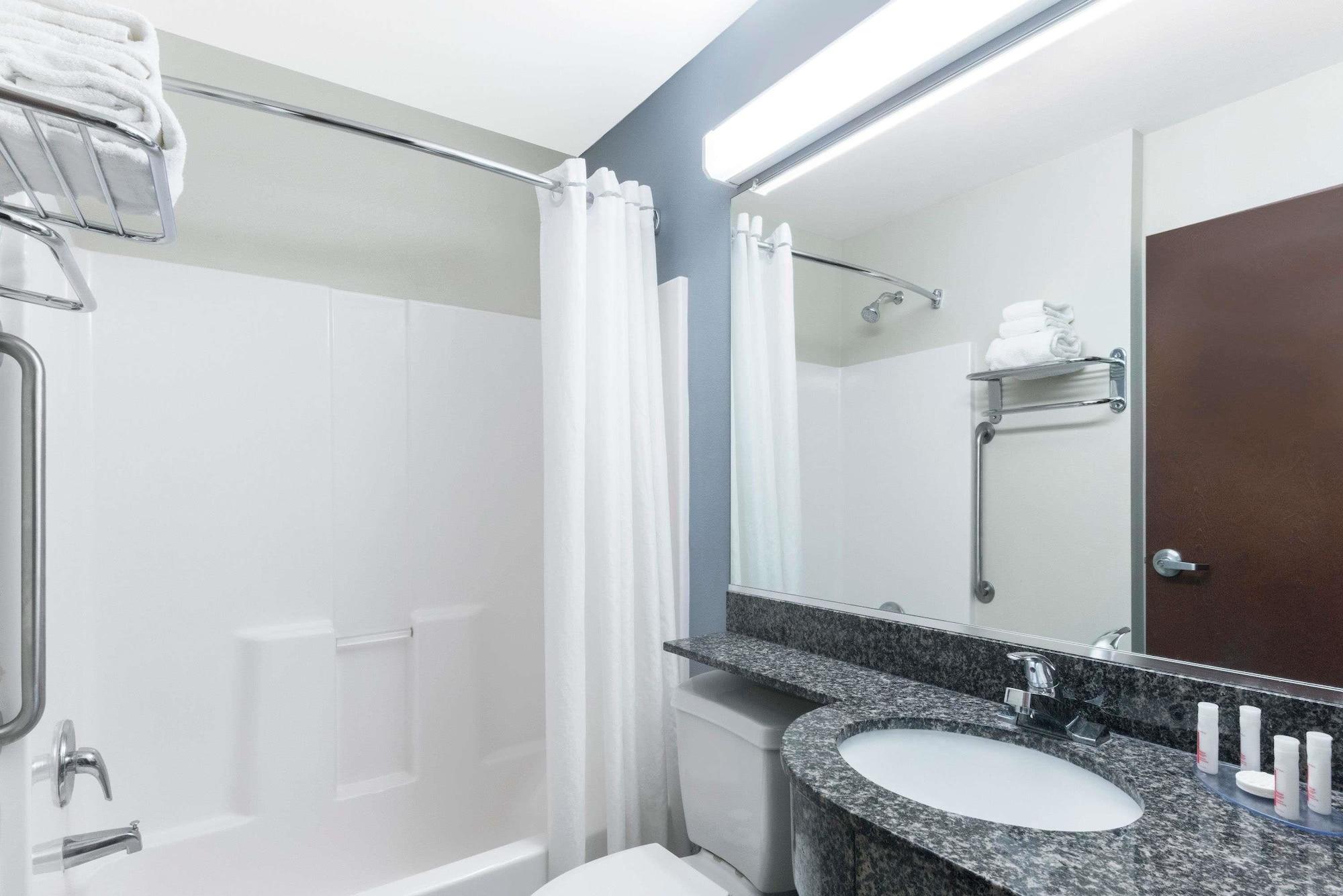 Microtel Inn And Suites Baton Rouge Airport מראה חיצוני תמונה